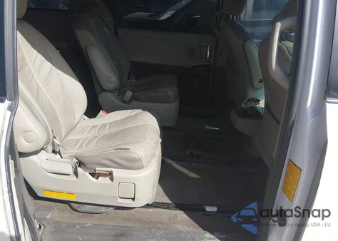 2011 Toyota Sienna Limited V6 z USA, uszkodzony, nr VIN 5TDYK3DC9BS167931